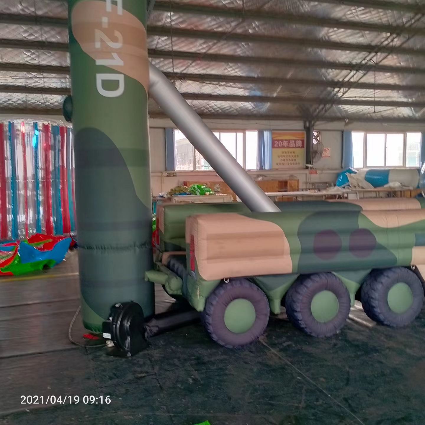 扬中军事演习中的充气目标车辆：模拟发射车雷达车坦克飞机